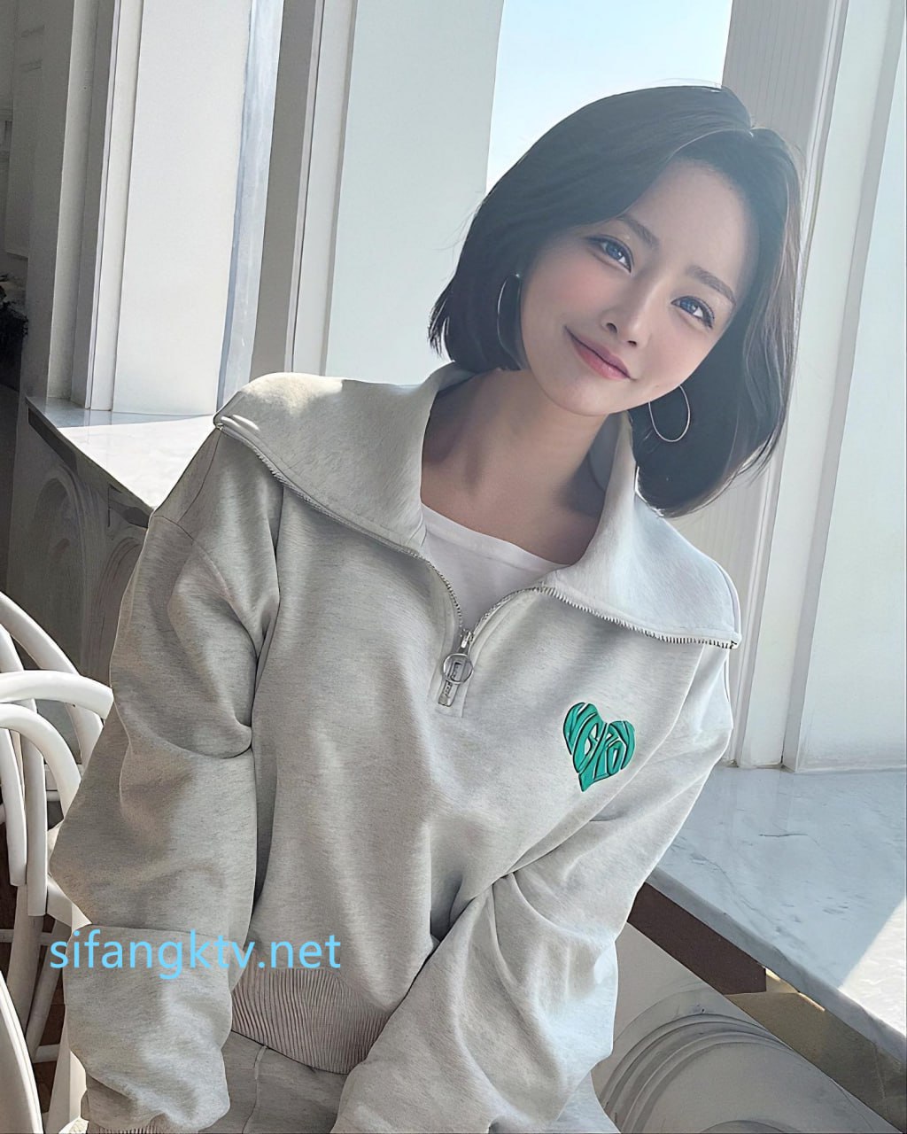 网红女神自慰流出久违流出！！丝袜美腿性感美乳抠逼淫叫等你上车